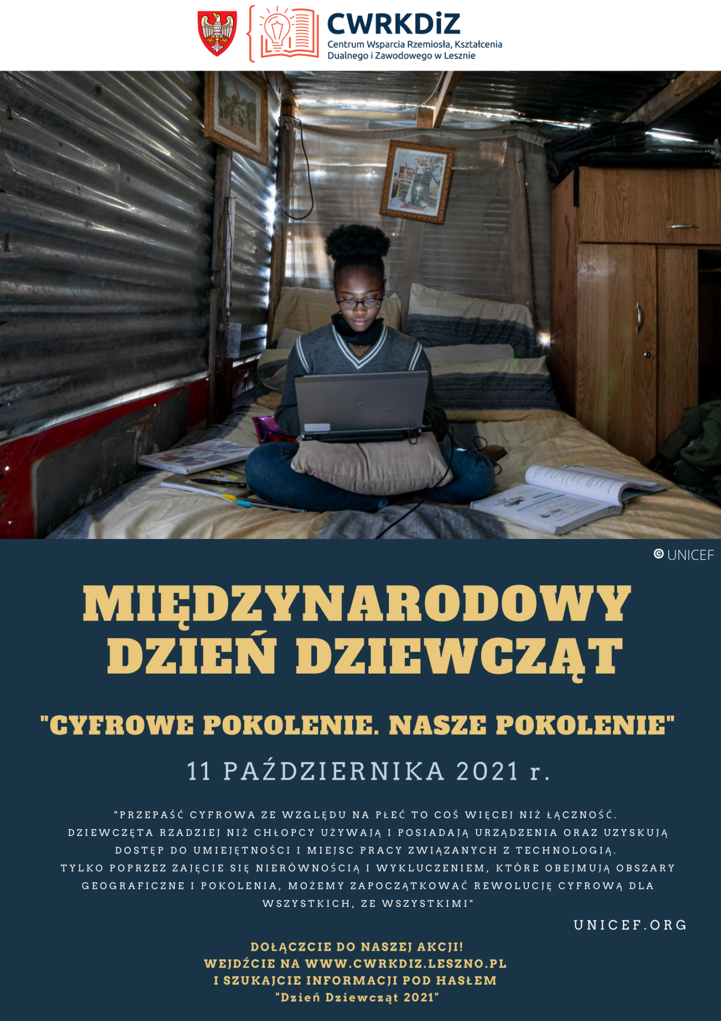 Na plakacie znajduje się logo CWRKDiZ w Lesznie oraz zdjęcie dziewczyny siedzącej przy komputerze w pomieszczeniu z blachy oraz krótka informacja o Międzynarodowym Dniu Dziewcząt.