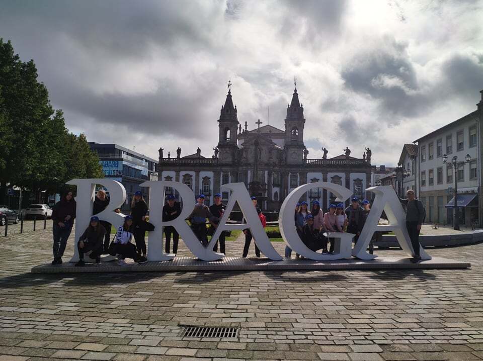 Uczniowie na praktykach w Bradze (Portugalia) pod napisem nazwy miasta.