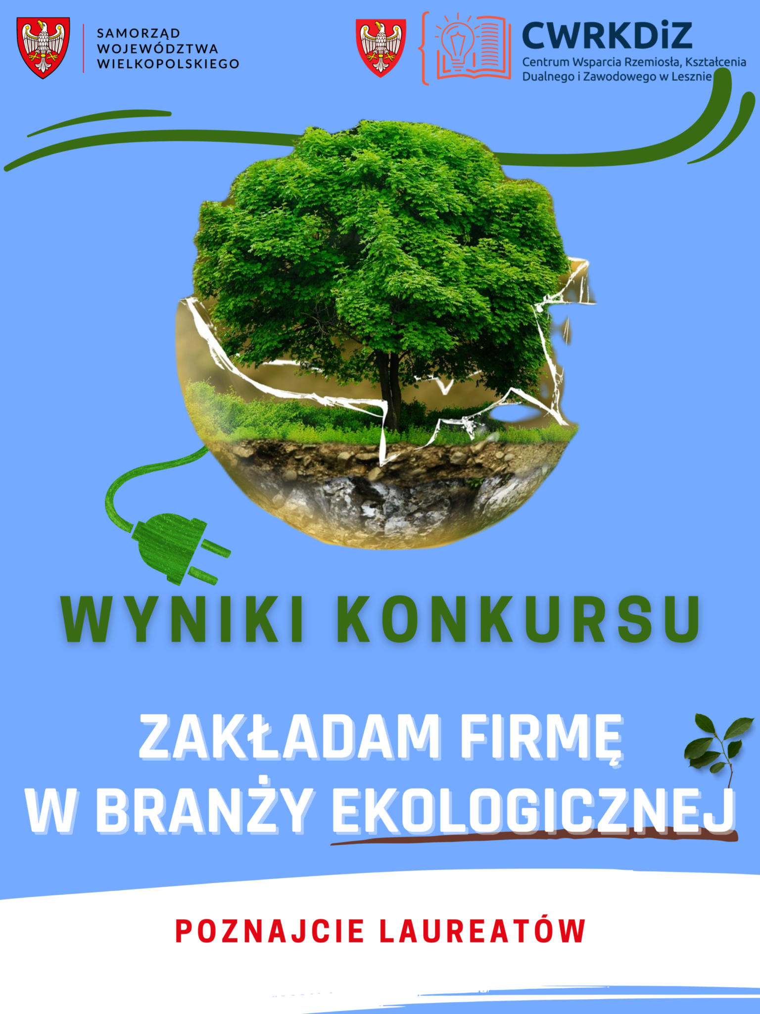Plakat przedstawia zielone, rozłożyste drzewo na niebieskim tle wpięte zieloną wtyczką do nazwy "wyniki konkursu".