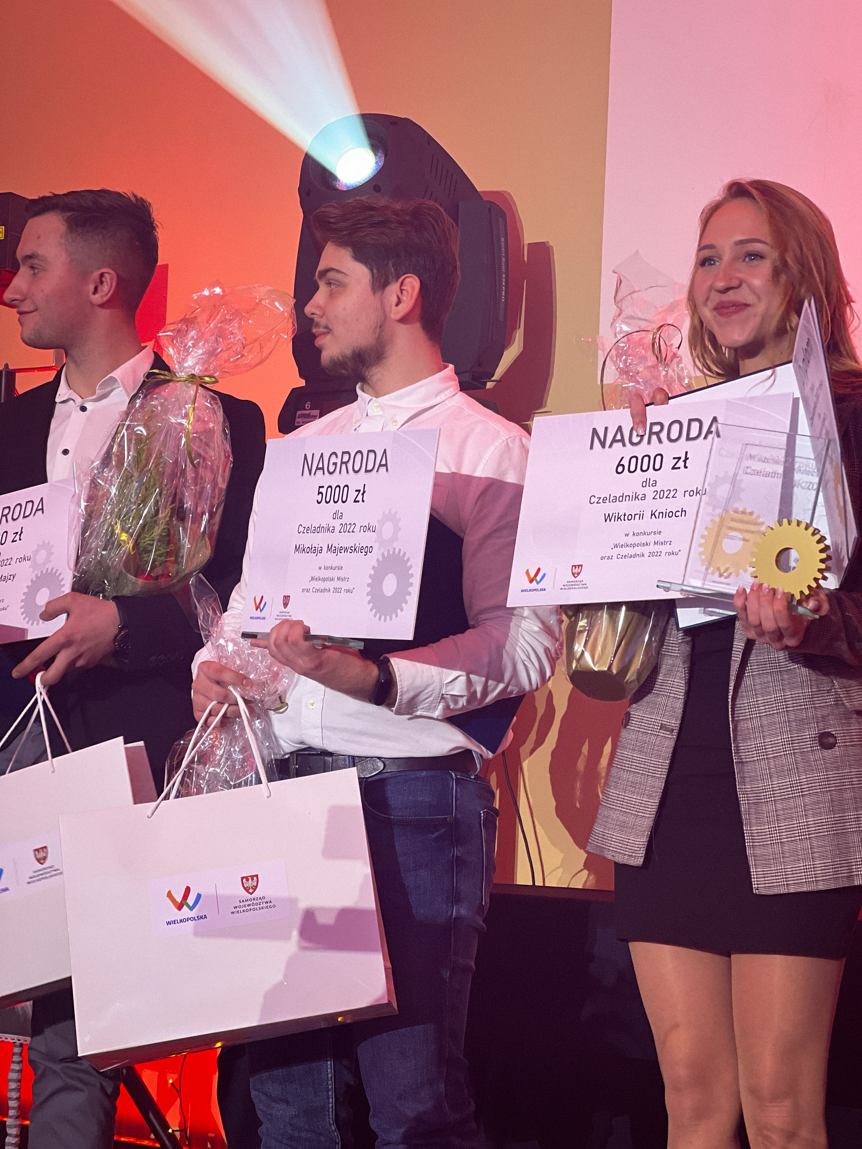 Na zdjęciu widać 3 młode osoby - zwycięzców w kategorii Wielkopolski Czeladnik 2022 roku.