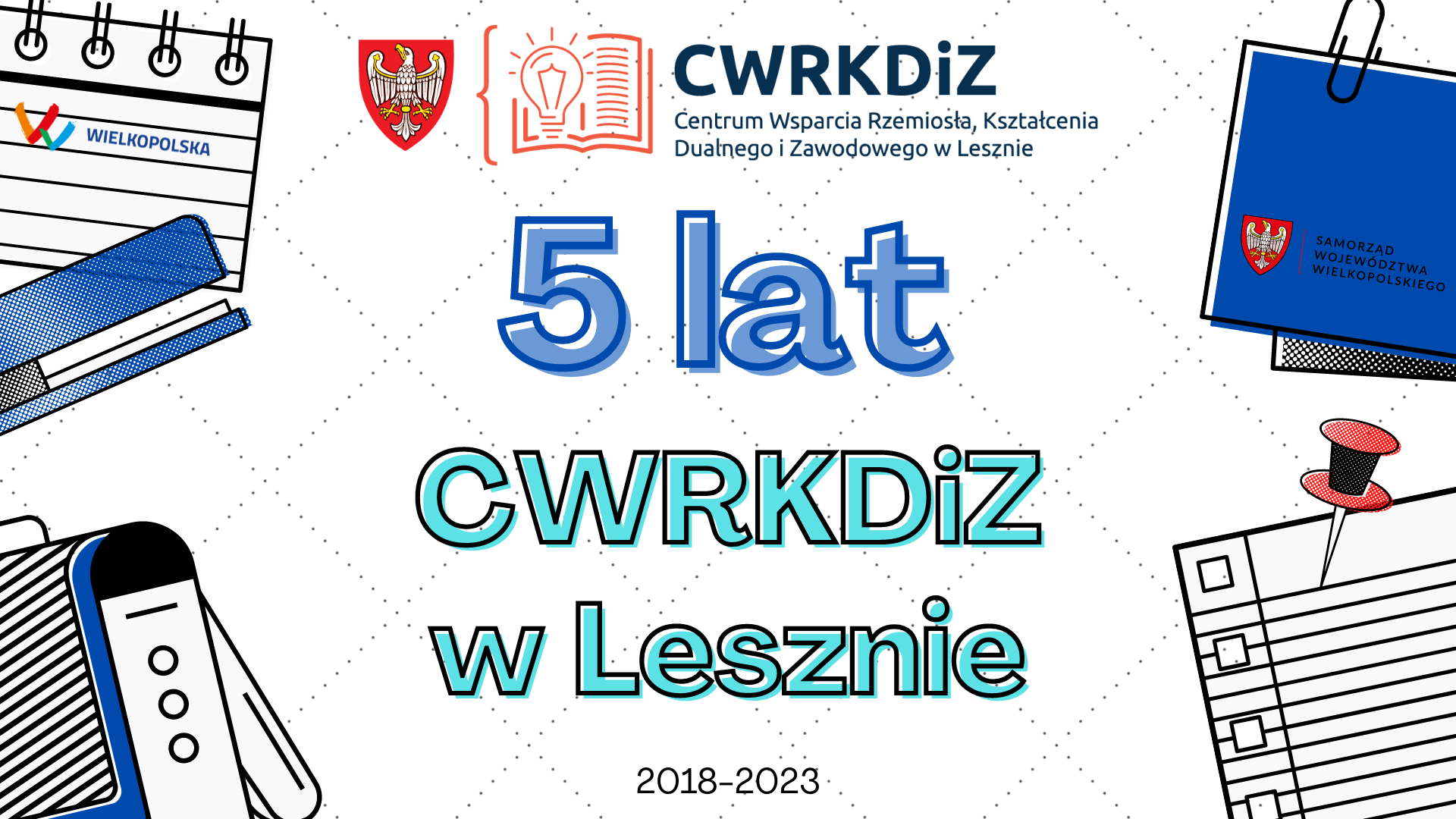 Na grafice wektorowe teczki, spinacz i kartki oraz logo CWRKDiZ w Lesznie i napis 5 lat CWRKDiZ w Lesznie.