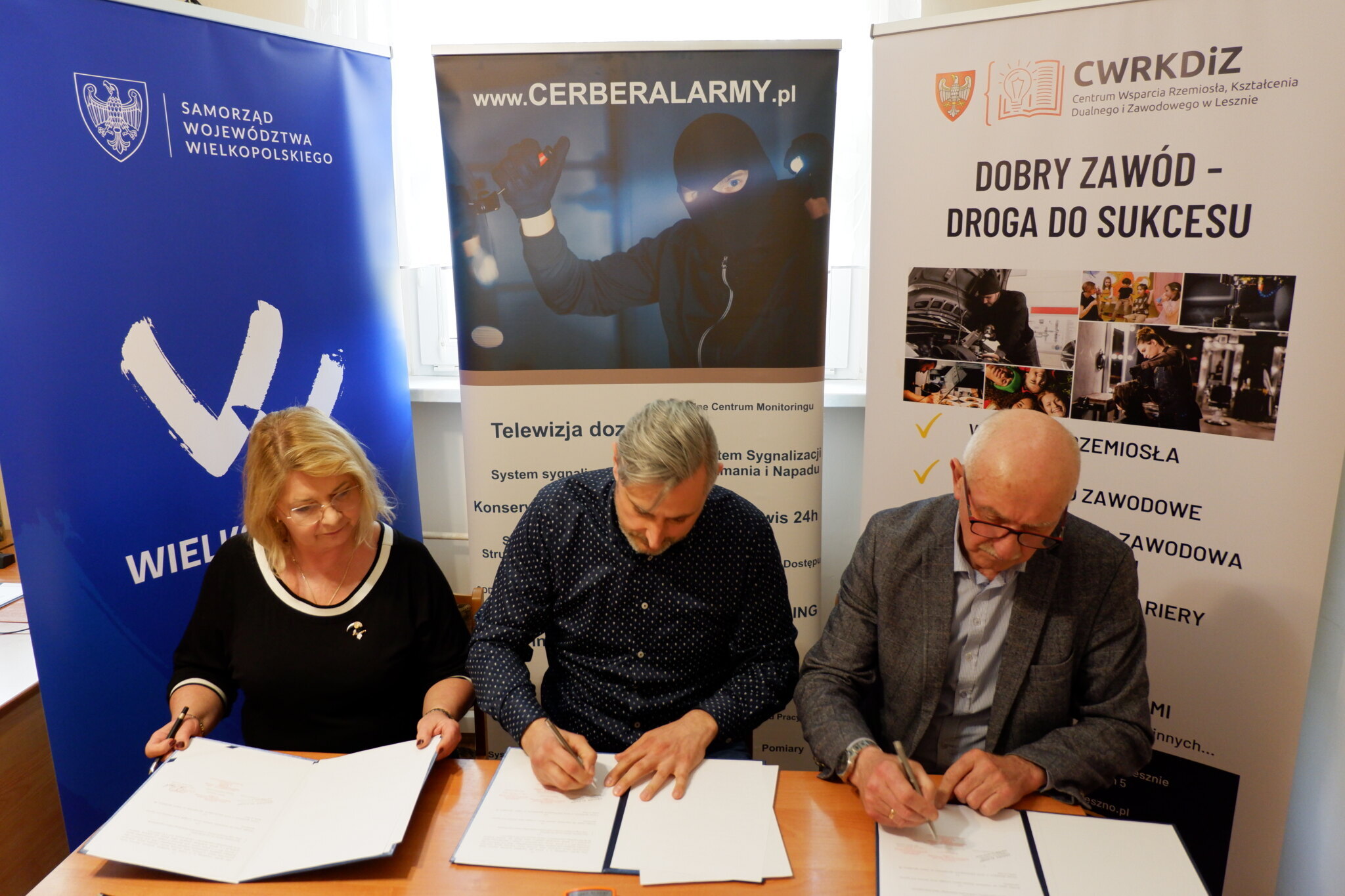 Na zdjęciu Dyrektor CWRKDiZ w Lesznie, właściciel firmy CERBER ALARMY oraz Dyrektor szkoły w Lesznie podpisują trójstronną umowę partnerską.