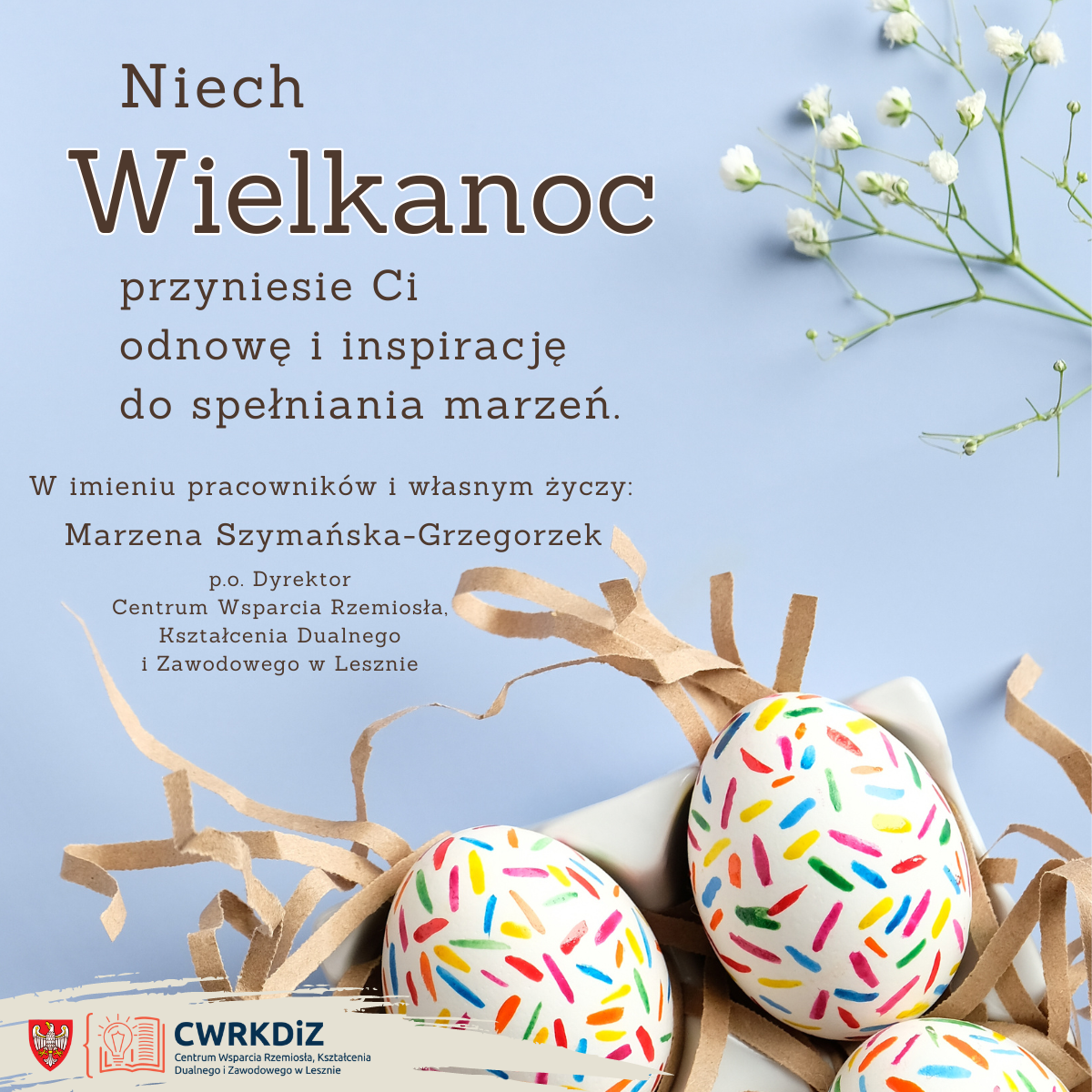 Na grafice widać niebieskie tło, kolorowe pisanki, życzenia Wielkanocne i logotyp CWRKDiZ w Lesznie.